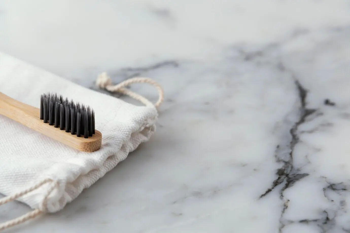 Umweltfreundliche Zahnbürste auf einem Schreibtisch