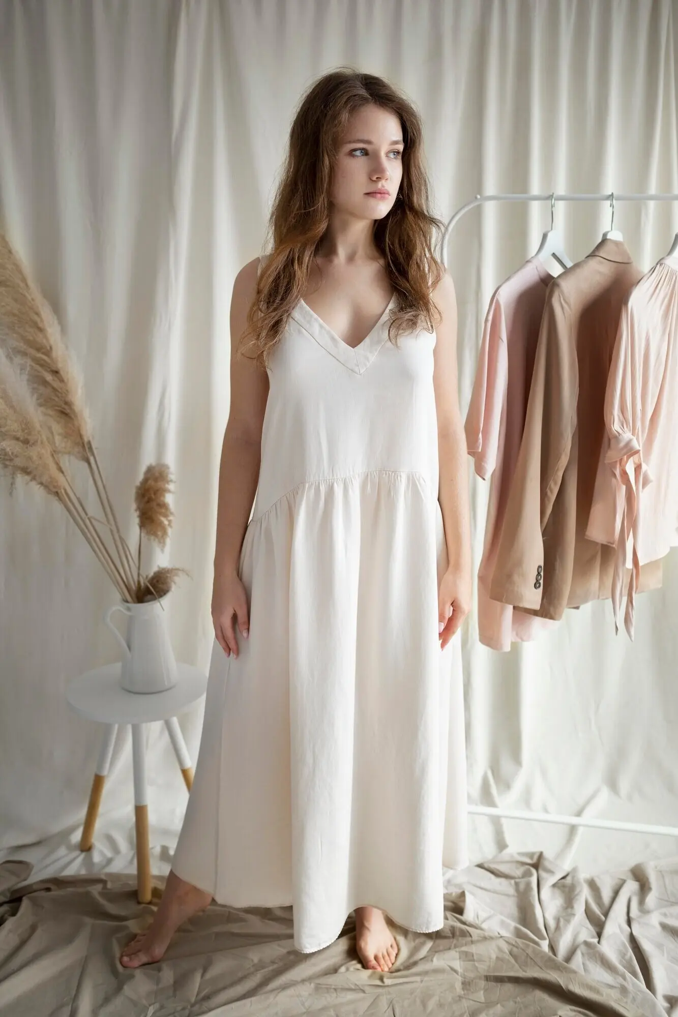 Junge Frau in Slow-Fashion-Kleidung.