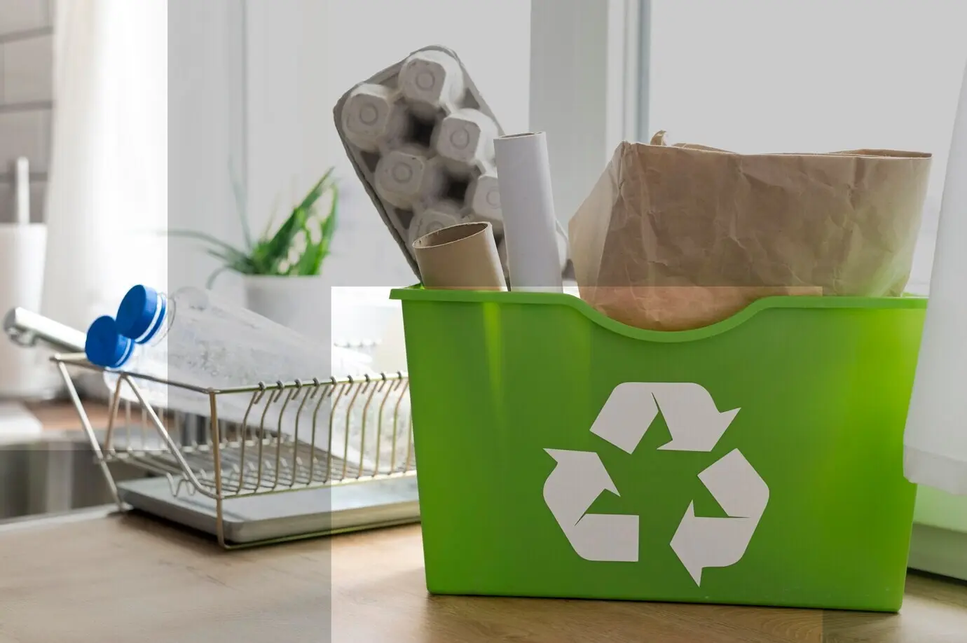 Recyclingbehälter auf einer Arbeitsplatte