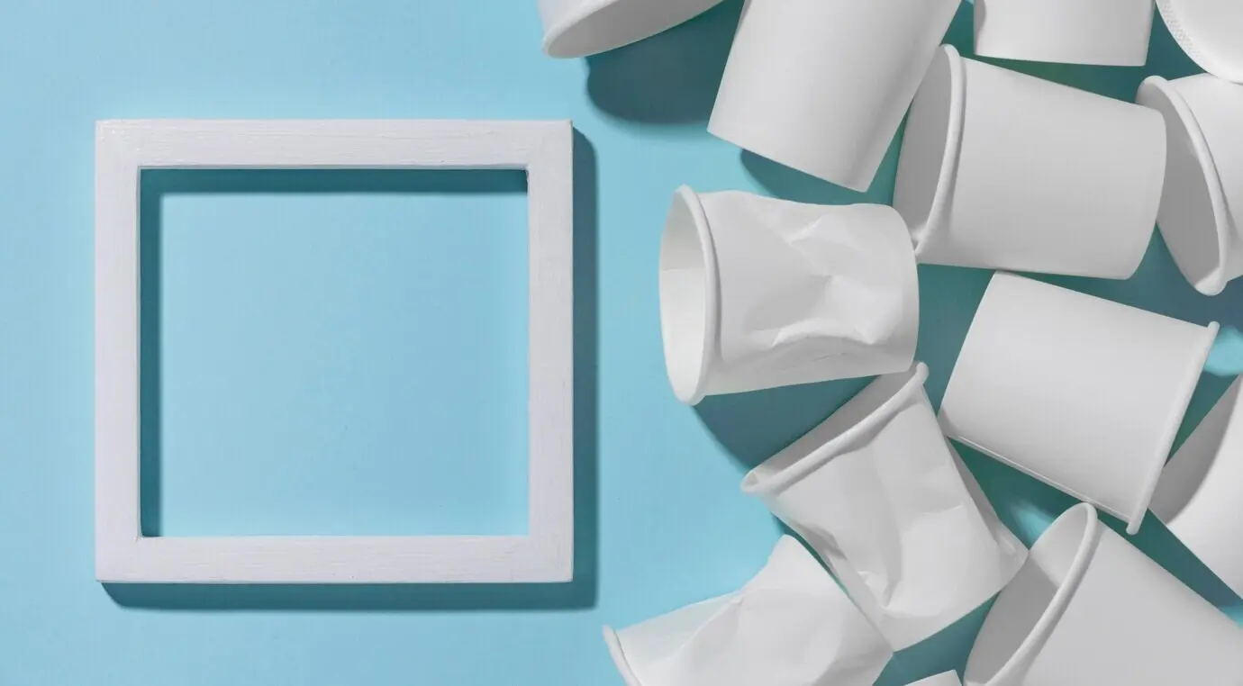 Nahaufnahme einer Sammlung von Plastikbechern